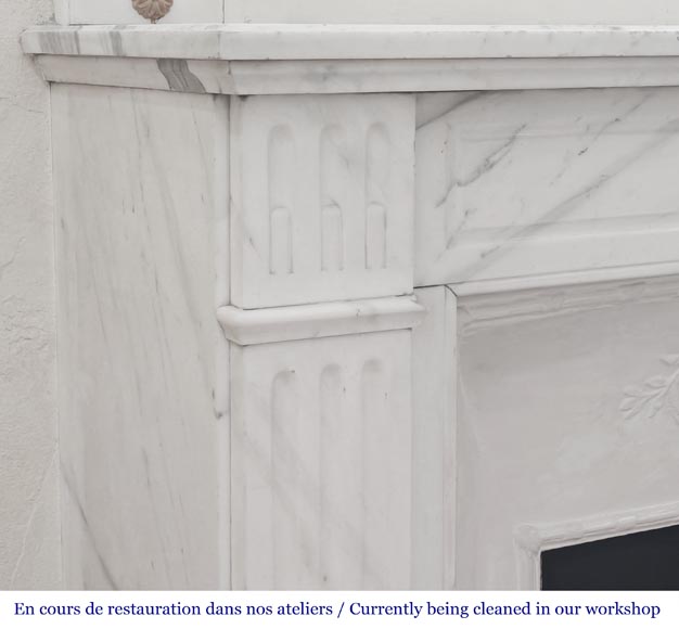 Cheminée de style Louis XVI en marbre demi statuaire, décorée d'une fleur de tournesol-3