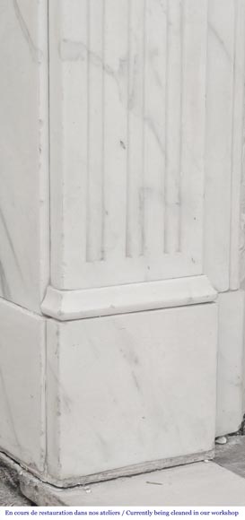 Cheminée de style Louis XVI en marbre demi statuaire, décorée d'une fleur de tournesol-4