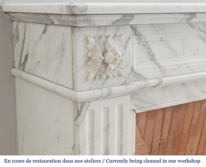 Cheminée de style Louis XVI moulurée en marbre arabescato-3
