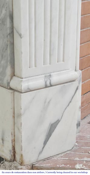 Cheminée de style Louis XVI moulurée en marbre arabescato-4