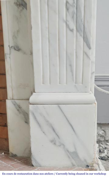 Cheminée de style Louis XVI moulurée en marbre arabescato-7