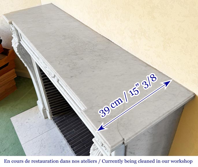 Cheminée de style Louis XVI en marbre de Carrare décorée de perles-10