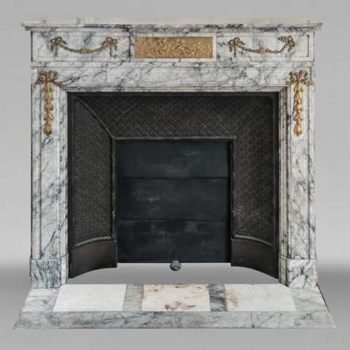 Cheminée de style Napoléon III en granite veiné, à décor de bronze
