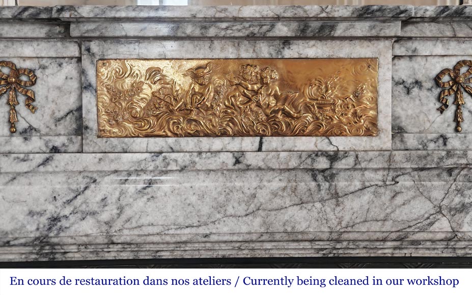 Cheminée de style Napoléon III en granite veiné, à décor de bronze-1