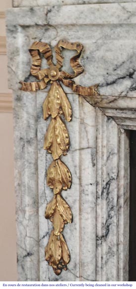 Cheminée de style Napoléon III en granite veiné, à décor de bronze-5