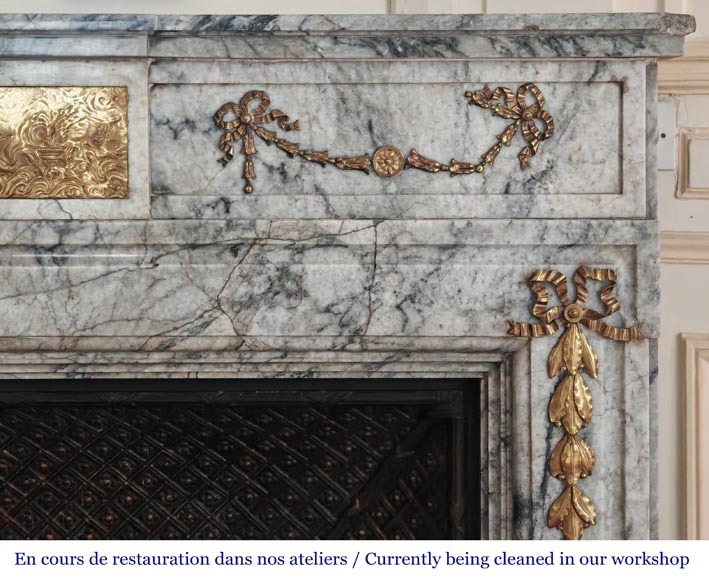 Cheminée de style Napoléon III en granite veiné, à décor de bronze-8