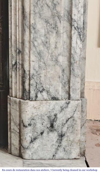 Cheminée de style Napoléon III en granite veiné, à décor de bronze-9