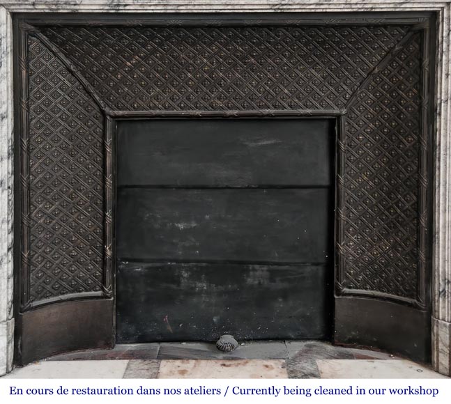 Cheminée de style Napoléon III en granite veiné, à décor de bronze-11