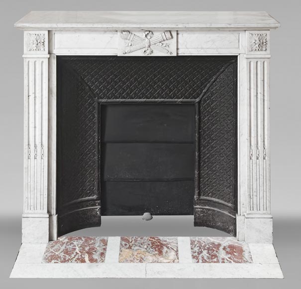 Cheminée de style Louis XVI en marbre de Carrare décorée d'une torche et d'un carquois-0