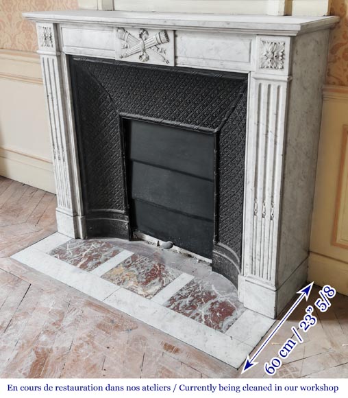 Cheminée de style Louis XVI en marbre de Carrare décorée d'une torche et d'un carquois-5