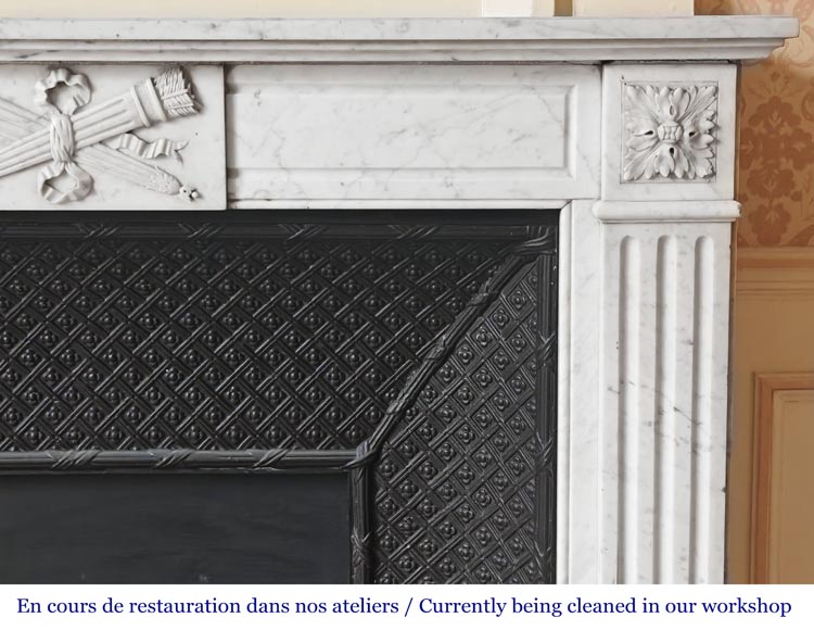 Cheminée de style Louis XVI en marbre de Carrare décorée d'une torche et d'un carquois-6