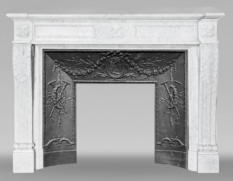 Cheminée de style Louis XVI à décor de perle, en marbre de Carrare Cheminée de style Louis XVI à décor de perle, en marbre de Carrare-0