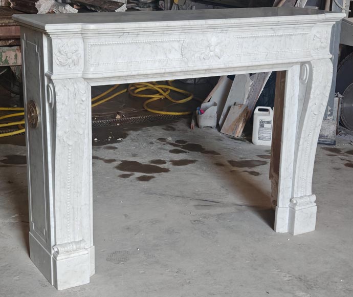 Cheminée de style Louis XVI à décor de perle, en marbre de Carrare Cheminée de style Louis XVI à décor de perle, en marbre de Carrare-2
