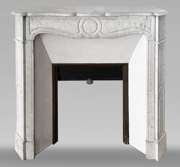 Cheminée de style Louis XV modèle Pompadour, en marbre de Carrare-0