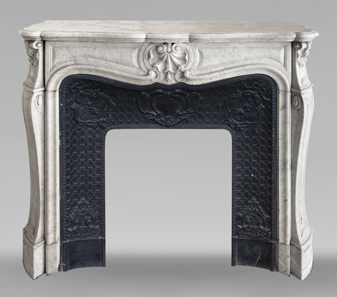 Cheminée de style Louis XV décorée d'une coquille, en marbre de Carrare-0