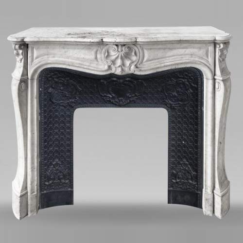 Cheminée de style Louis XV en marbre de Carrare décorée d'une coquille