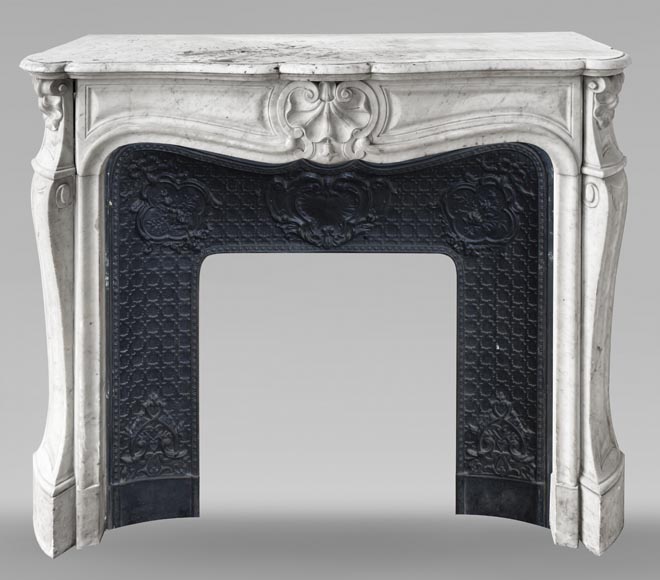 Cheminée de style Louis XV en marbre de Carrare décorée d'une coquille-0