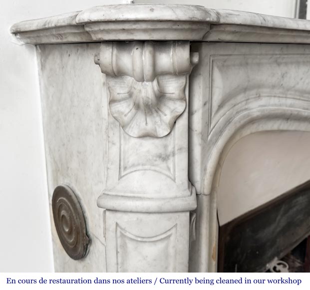 Cheminée de style Louis XV en marbre de Carrare décorée d'une coquille-3