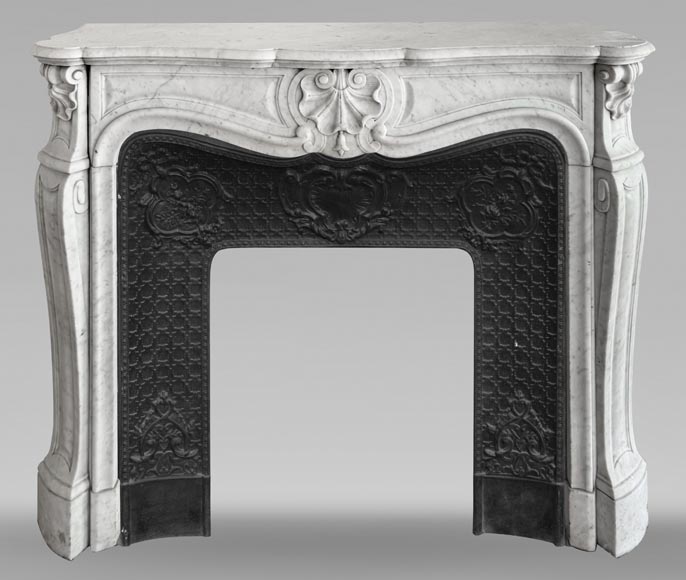 Cheminée de style Louis XV en marbre de Carrare, décorée d'une coquille-0