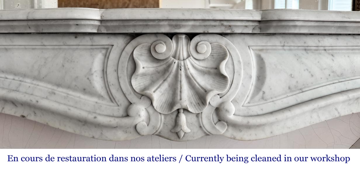 Cheminée de style Louis XV en marbre de Carrare, décorée d'une coquille-1