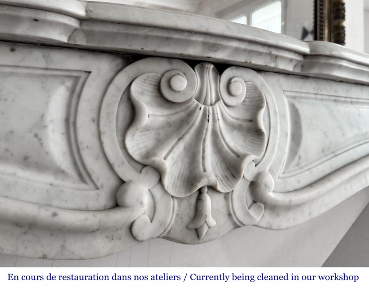 Cheminée de style Louis XV en marbre de Carrare, décorée d'une coquille-2