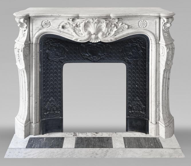 Cheminée de style Louis XV ornée d'une large coquille-0
