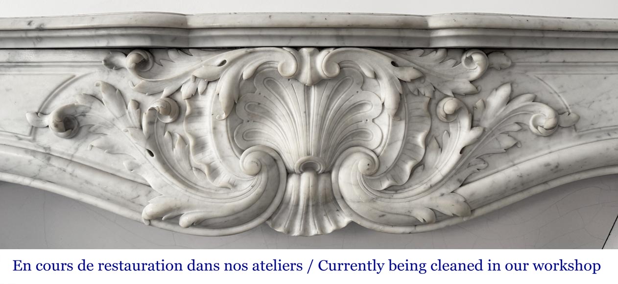 Cheminée de style Louis XV ornée d'une large coquille-1