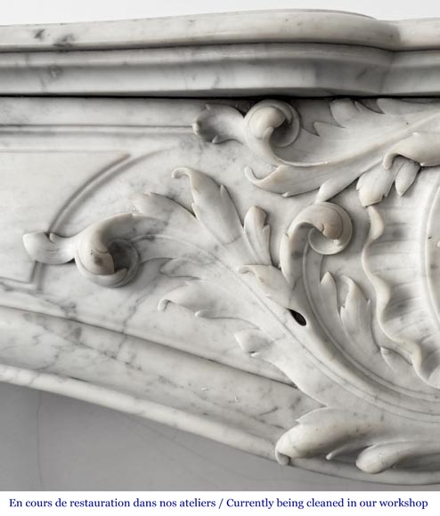 Cheminée de style Louis XV ornée d'une large coquille-3