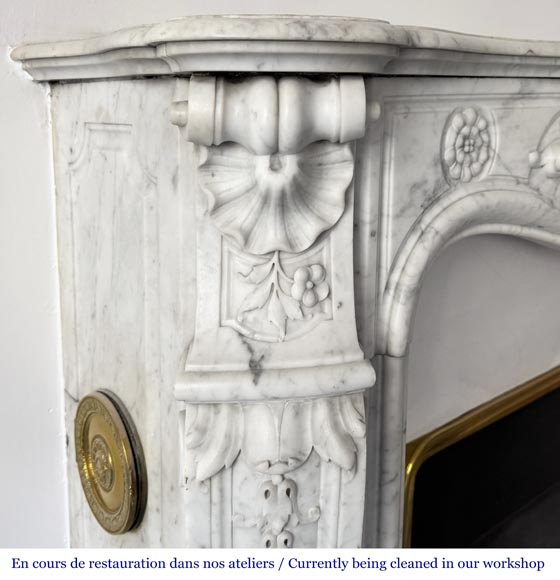Cheminée de style Louis XV ornée d'une large coquille-5