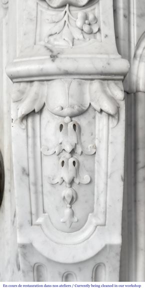 Cheminée de style Louis XV ornée d'une large coquille-6