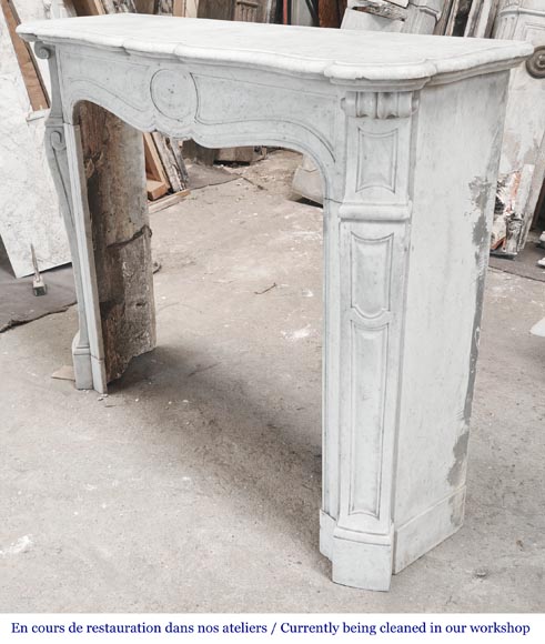 Cheminée de style Louis XV modèle Pompadour en marbre de Carrare-5