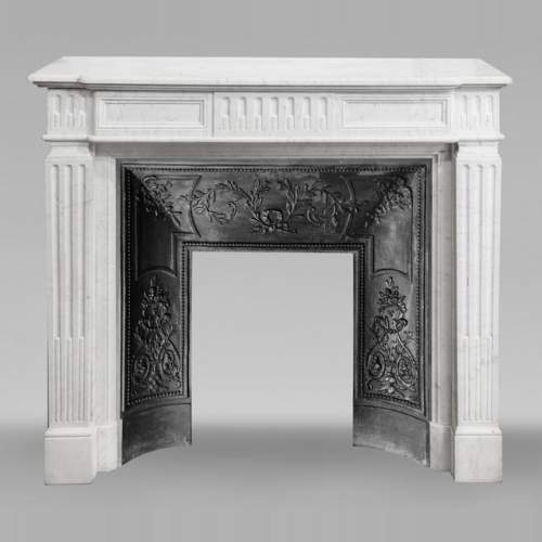 Cheminée de style Louis XVI en marbre de Cararre, décorée de cannelures