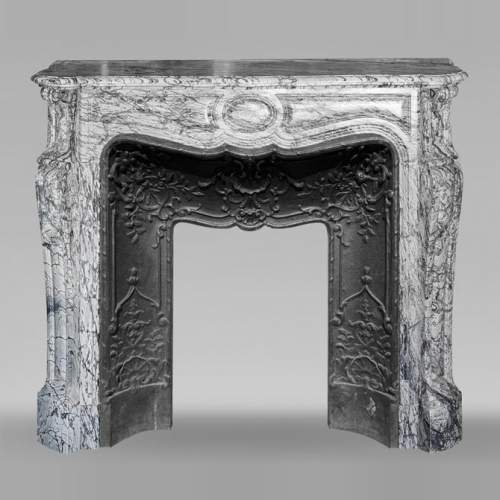 Cheminée de style Louis XV modèle Pompadour en marbre bleu fleuri
