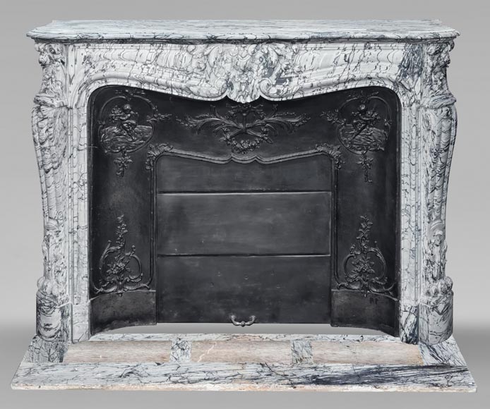 Cheminée de style Louis XV décorée d'une coquille, en marbre bleu fleuri Cheminée de style Louis XV décorée d'une coquille, en marbre bleu fleuri-0