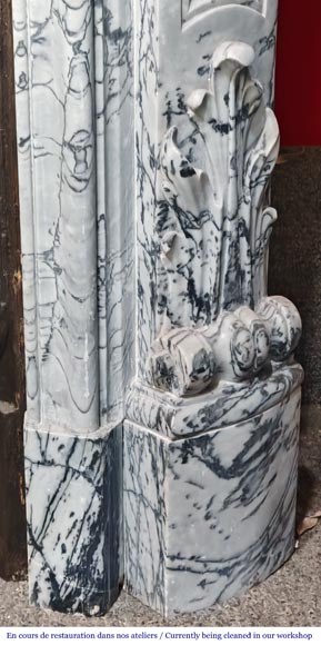 Cheminée de style Louis XV décorée d'une coquille, en marbre bleu fleuri Cheminée de style Louis XV décorée d'une coquille, en marbre bleu fleuri-8