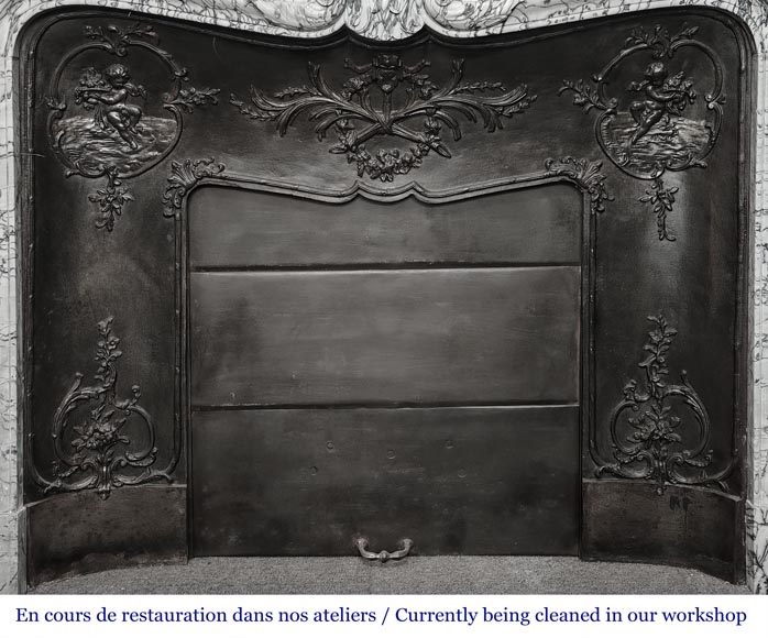 Cheminée de style Louis XV décorée d'une coquille, en marbre bleu fleuri Cheminée de style Louis XV décorée d'une coquille, en marbre bleu fleuri-9