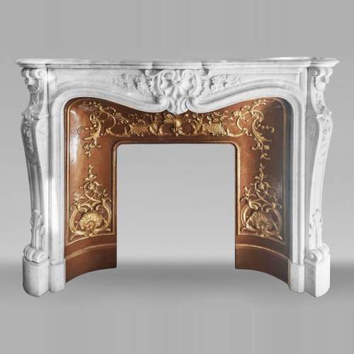 Cheminée de style Louis XV au décor floral, en marbre de Carrare