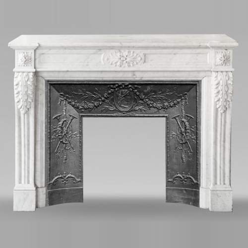 Cheminée de style Louis XVI décorée de feuilles d'acanthe, en marbre de Cararre