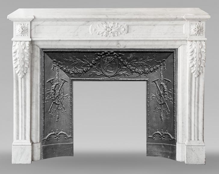 Cheminée de style Louis XVI décorée de feuilles d'acanthe, en marbre de Cararre-0