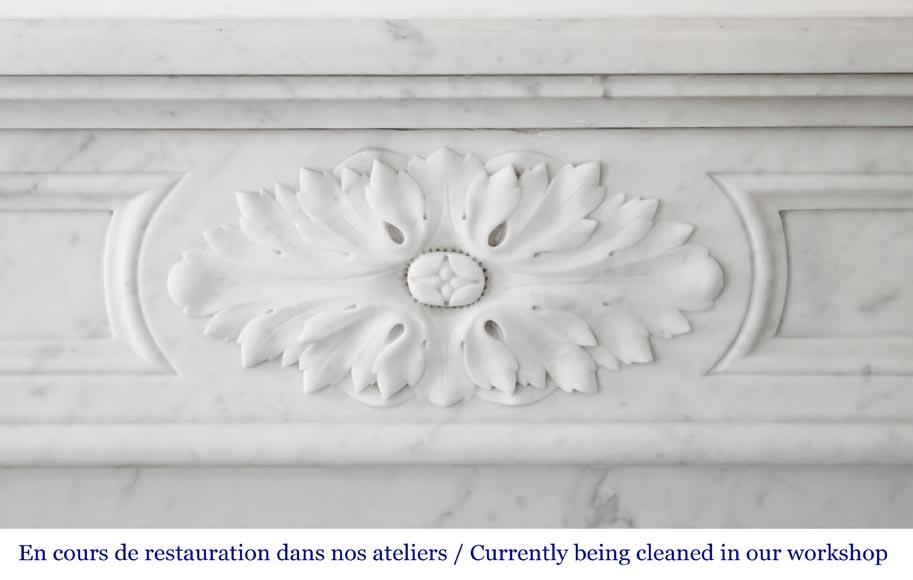Cheminée de style Louis XVI décorée de feuilles d'acanthe, en marbre de Cararre-1
