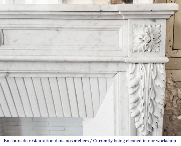 Cheminée de style Louis XVI décorée de feuilles d'acanthe, en marbre de Cararre-6