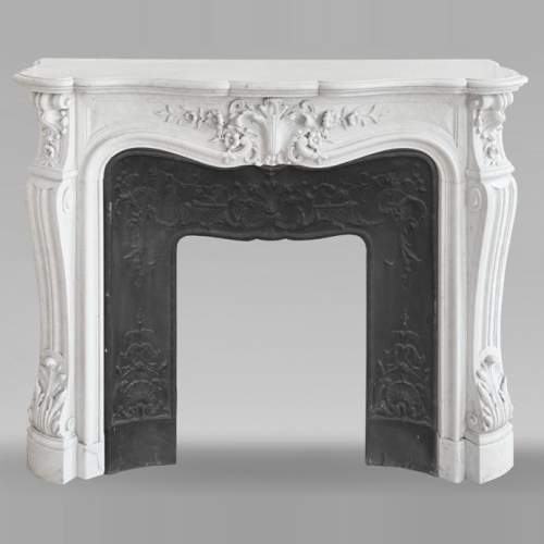 Cheminée de style Louis XV en marbre de Carrare, au décor floral richement sculpté