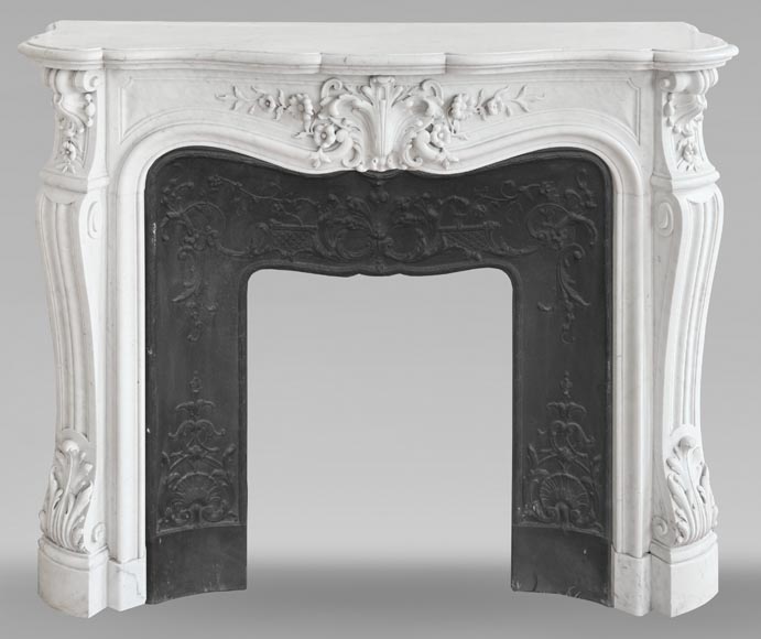 Cheminée de style Louis XV en marbre de Carrare, au décor floral richement sculpté Cheminée de style Louis XV en marbre de Carrare, au décor floral richement sculpté-0
