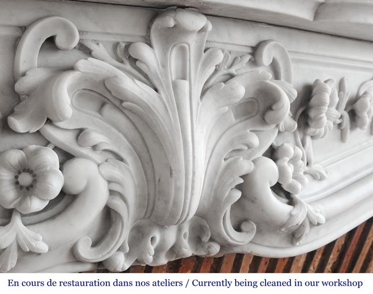 Cheminée de style Louis XV en marbre de Carrare, au décor floral richement sculpté Cheminée de style Louis XV en marbre de Carrare, au décor floral richement sculpté-2