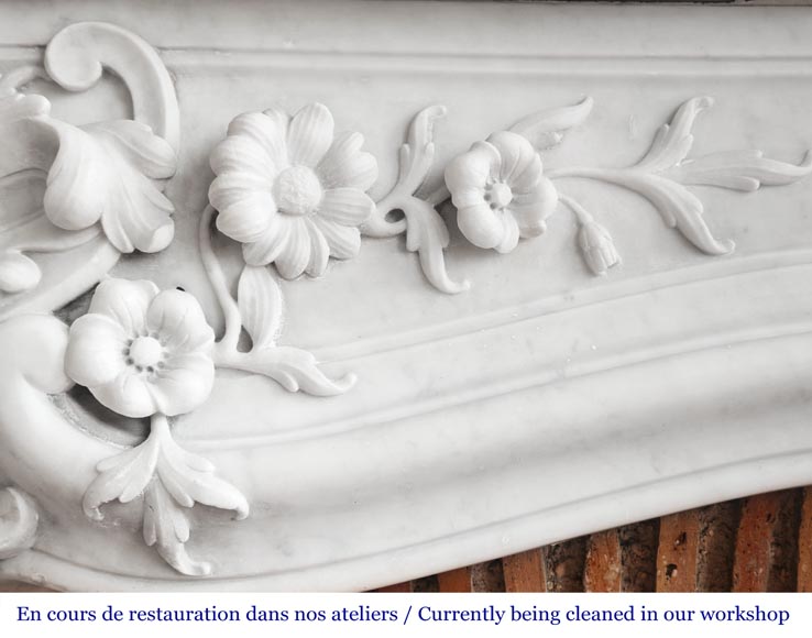 Cheminée de style Louis XV en marbre de Carrare, au décor floral richement sculpté Cheminée de style Louis XV en marbre de Carrare, au décor floral richement sculpté-3