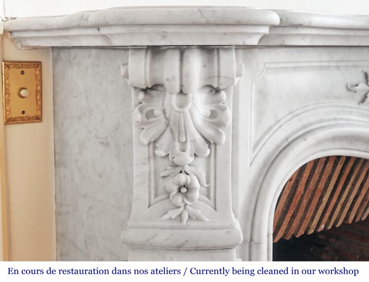 Cheminée de style Louis XV en marbre de Carrare, au décor floral richement sculpté Cheminée de style Louis XV en marbre de Carrare, au décor floral richement sculpté-5