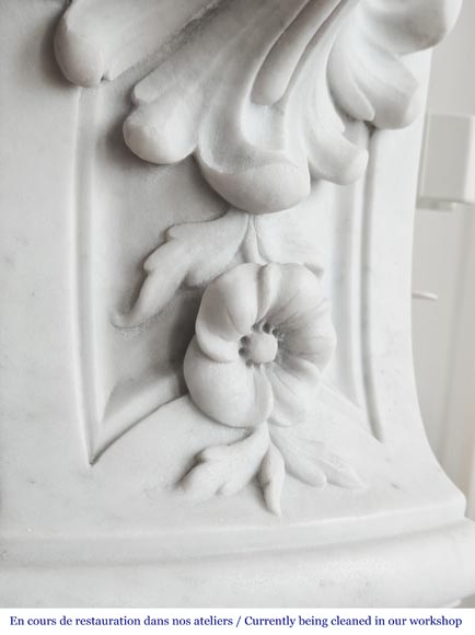 Cheminée de style Louis XV en marbre de Carrare, au décor floral richement sculpté Cheminée de style Louis XV en marbre de Carrare, au décor floral richement sculpté-9