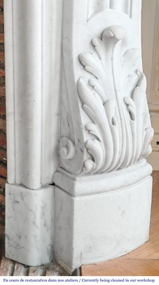 Cheminée de style Louis XV en marbre de Carrare, au décor floral richement sculpté Cheminée de style Louis XV en marbre de Carrare, au décor floral richement sculpté-10