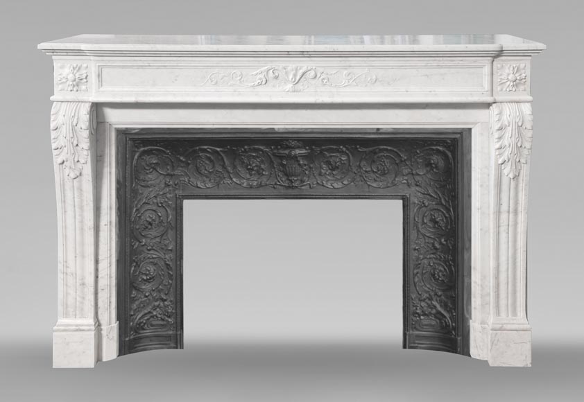 Cheminée de style Louis XVI à décor végétal, en marbre de Carrare-0