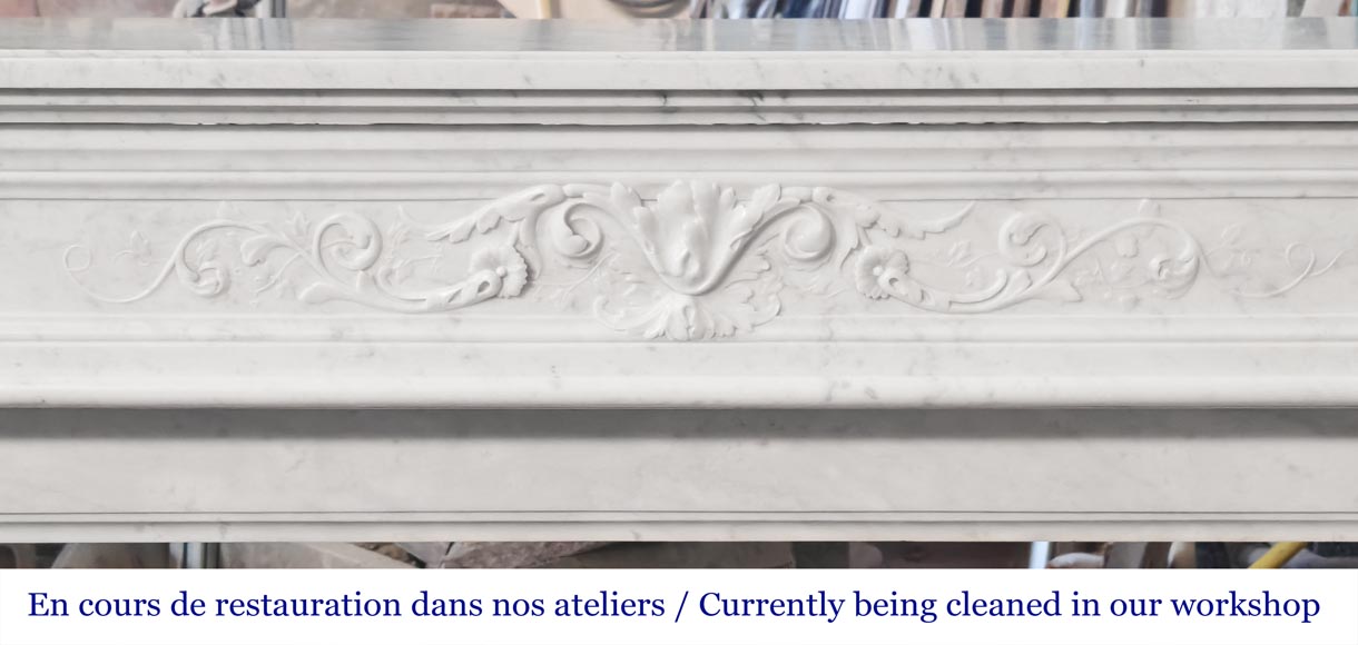 Cheminée de style Louis XVI à décor végétal, en marbre de Carrare-1